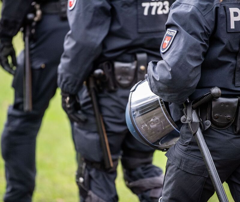 In Nordrhein-Westfalen und Brandenburg haben Beamte zwei Jugendliche festgenommen (Symbolbild). - Foto: Lino Mirgeler/dpa