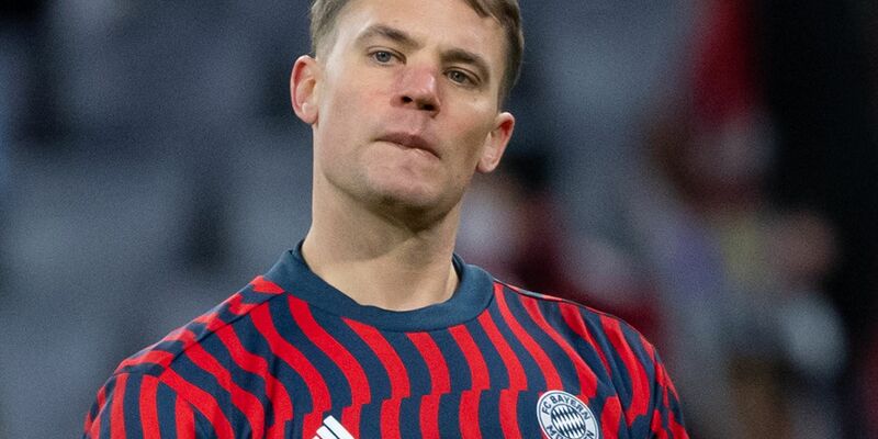 Torwart Manuel Neuer (r) soll dem fragilen Bayern-Gebilde wieder Stabilität geben. - Foto: Sven Hoppe/dpa