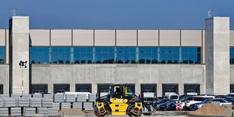 Steht Tesla im Regen? Der US-Hersteller will mehr als zehn Prozent seiner Stellen weltweit abbauen. - Foto: Patrick Pleul/dpa