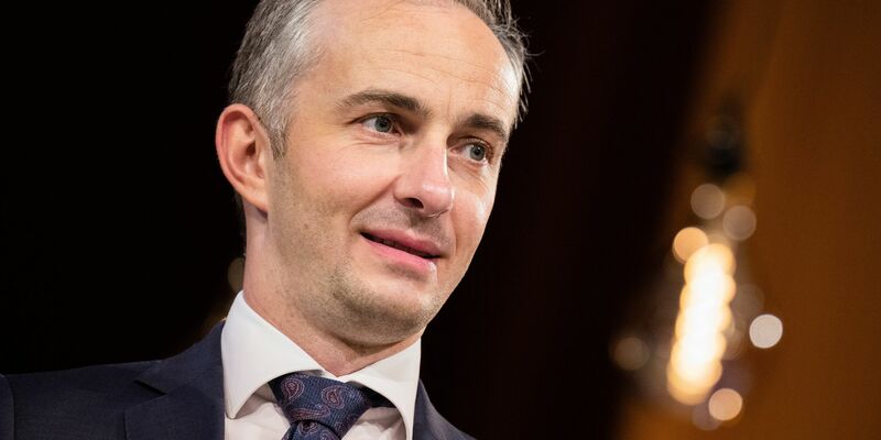 Ab dem 18.3. sagt die Stimme von Moderator Jan Böhmermann in der Buslinie 90 in Bremen die Haltestellen an. - Foto: Rolf Vennenbernd/dpa
