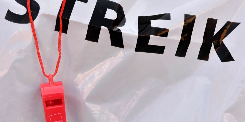 Auch am Freitag bleiben in Deutschland viele Flieger am Boden. - Foto: Peter Kneffel/dpa