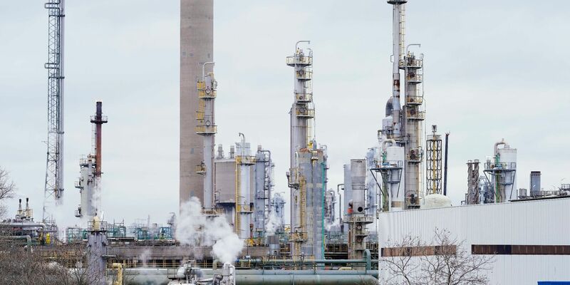Die Stimmung in der Chemischen Industrie hat sich deutlich verschlechtert. (Archivbild) - Foto: Uwe Anspach/dpa