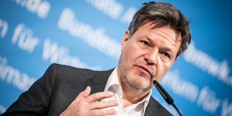 Bundeswirtschaftsminister Robert Habeck nimmt an der Vorstellung der Herbstprognose für das Wirtschaftswachstum teil. - Foto: Michael Kappeler/dpa