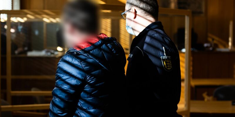 Der Angeklagte (l) neben seinem Verteidiger im Gerichtssaal. - Foto: Philipp von Ditfurth/dpa