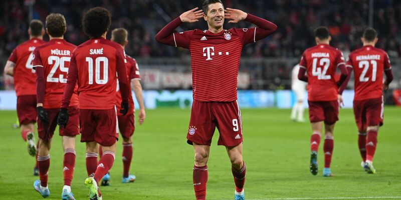 Leroy Sane, Trainer Thomas Tuchel und Thomas Müller (l-r) nach dem Spiel gegen Bochum. - Foto: Sven Hoppe/dpa