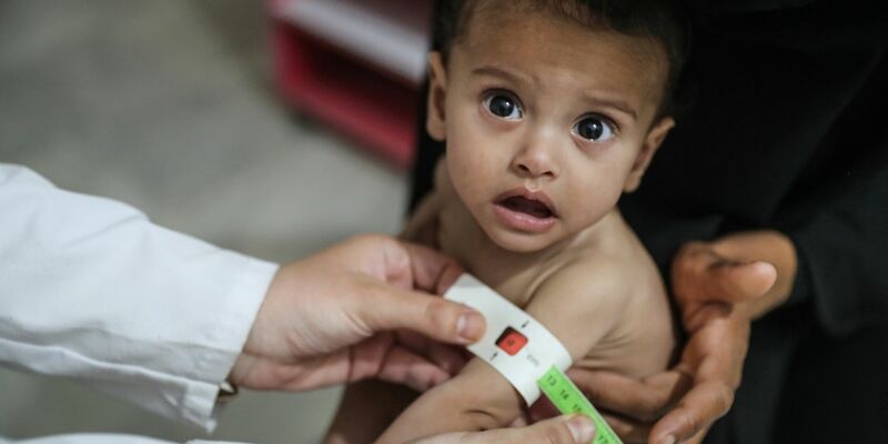 Syrer nehmen an einer Demonstration teil: 16,7 Millionen Menschen brauchen in Syrien humanitäre Unterstützung. - Foto: Anas Alkharboutli/dpa