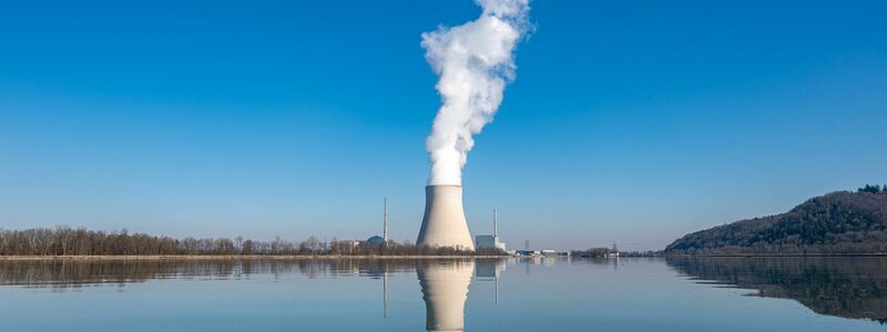 Wasserdampf steigt aus dem Kühlturm des Atomkraftwerks (AKW) Isar 2. - Foto: Armin Weigel/dpa