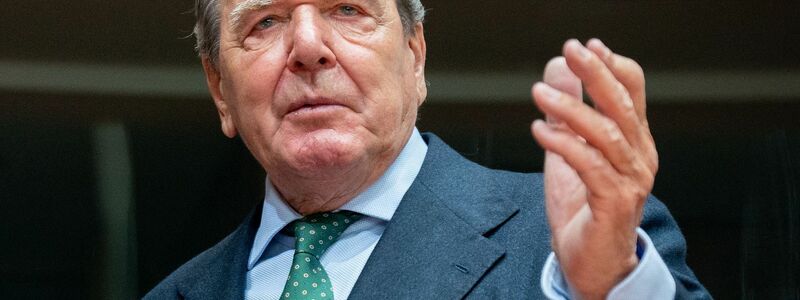 Der frühere Bundeskanzler Gerhard Schröder hat mit seinem Engagement für russische Staatskonzerne nicht gegen die Parteiordnung der SPD verstoßen. - Foto: Kay Nietfeld/dpa