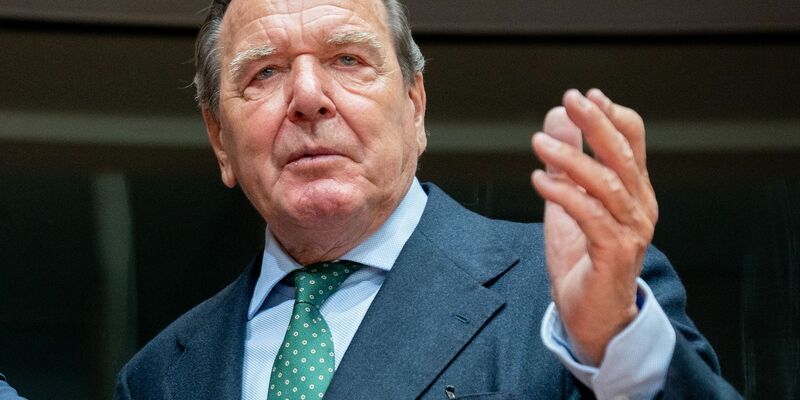 Ende Oktober wird Altkanzler Gerhard Schröder von der SPD geehrt. - Foto: Kay Nietfeld/dpa