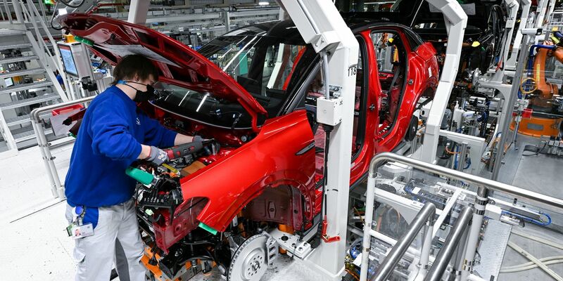 Ein Modell der neuen Generation des ID.3 wird im Werk von Volkswagen in Zwickau montiert. - Foto: Hendrik Schmidt/dpa