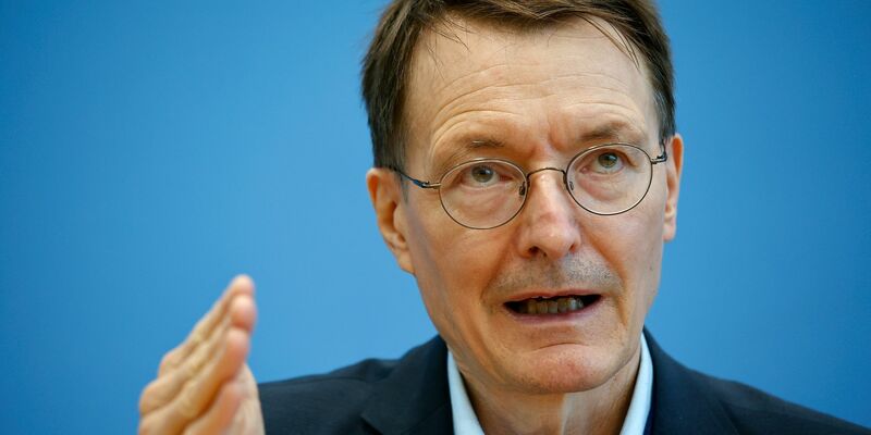 Bundesgesundheitsminister Karl Lauterbach will die Finanzierung homöopathischer Behandlungen durch gesetzliche Kassen streichen - damit stößt er auf teils heftige Kritik. - Foto: Carsten Koall/dpa