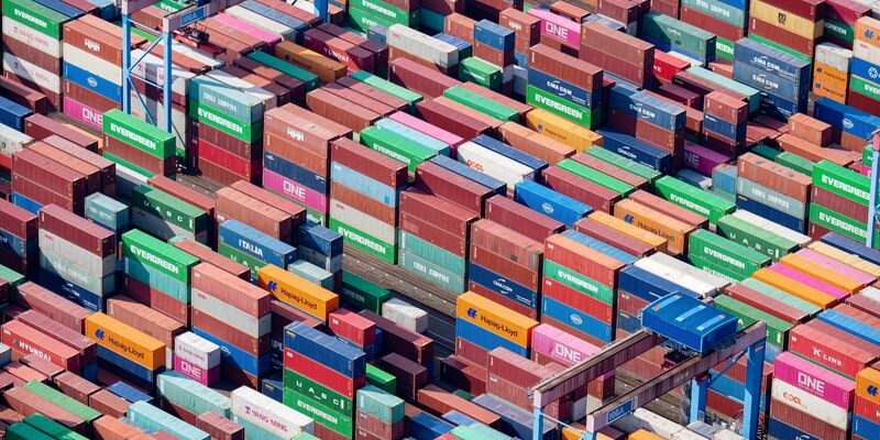 Eine Analyse von EY zeigt: Internationale Investoren haben im vergangenen Jahr ihr Engagement in Deutschland erneut zurückgefahren. Notwendig seien deshalb eine echte Steuerreform und ein Abbau von Regulierung (Symbolbild). - Foto: Daniel Reinhardt/dpa