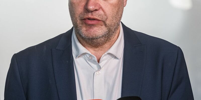 «Wir brauchen für Offshore die Konverter»:  Bundeswirtschaftsminister Robert Habeck bei der der Messe «Husum Wind». - Foto: Markus Scholz/dpa