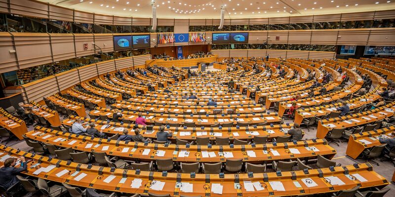 Fahnen wehen vor dem Sitz des Europäischen Parlaments in Brüssel. - Foto: Michael Kappeler/dpa
