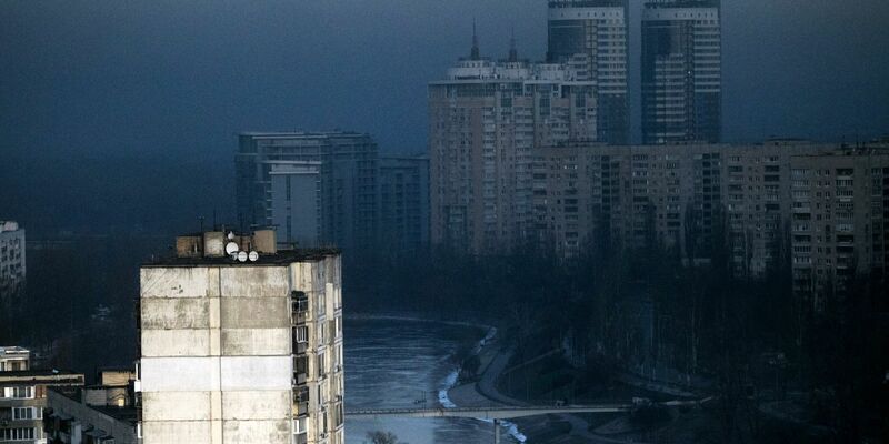 Hochhäuser in einem Kiewer Wohngebiet in der Morgendämmerung. - Foto: -/Ukrinform/dpa
