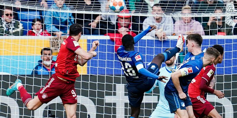 Andrej Kramaric (r.) geht an Bayerns Aleksandar Pavlovic vorbei. - Foto: Uwe Anspach/dpa