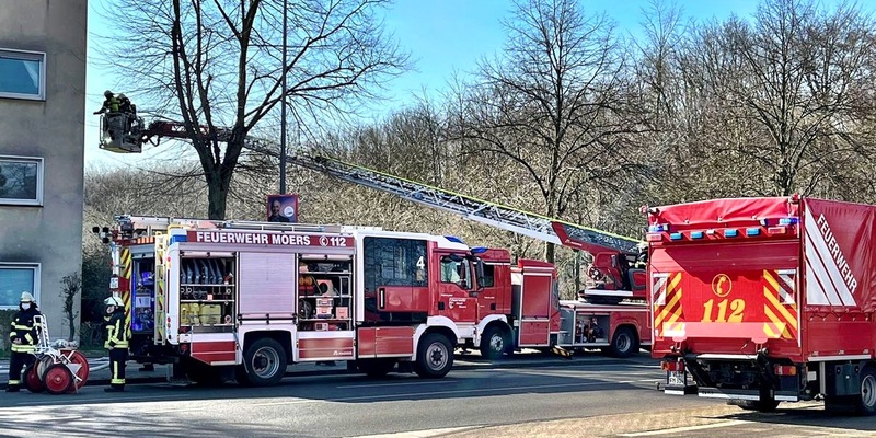 FW Moers: Moers-Mitte: Mehrere Bewohner bei Brand über Drehleitern gerettet / Moers-Meerbeck: Gartenhaus brannte in der Nacht - Foto: presseportal.de