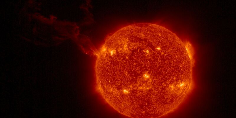 Die Sonne sendet ständig Strahlung und geladene Teilchen in den Weltraum. Diesen Teilchenstrom bezeichnet man als Sonnenwind. Ist dieser Strom für kurze Zeit und in einem begrenzten Gebiet deutlich stärker als sonst, spricht man von einer Eruption. - Foto: Solar Orbiter/EUI Team/ESA & NASA/dpa