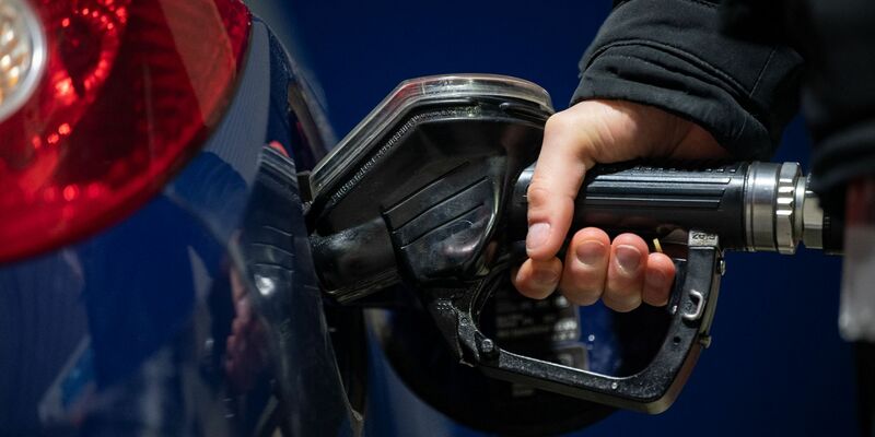Die Preise für Benzin und Diesel sind zuletzt wieder gesunken. (Symbolbild) - Foto: Marijan Murat/dpa