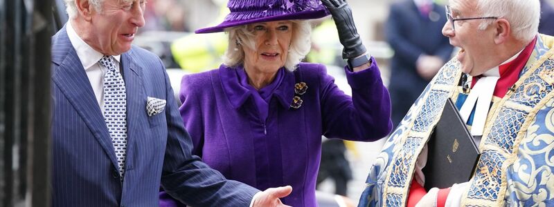 König Charles III. und seine Frau Camilla vor dem Buckingham-Palast. - Foto: Yui Mok/PA Wire/dpa