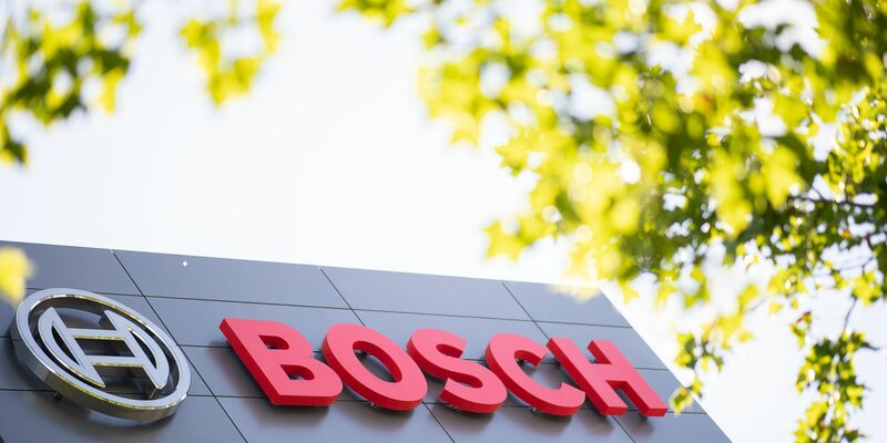 Die Beschäftigten von Bosch bangen wegen der Transformation hin zur E-Mobilität bereits länger um ihre Jobs. - Foto: Sebastian Gollnow/dpa