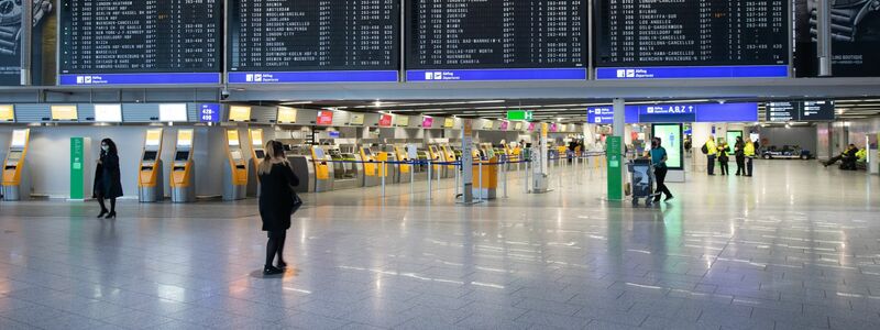 Eine Lufthansa-Maschine wird auf dem Flughafen Frankfurt enteist. Wegen Eisregens waren Starts auf Deutschlands größtem Airport vorübergehend ausgesetzt worden. - Foto: Boris Roessler/dpa
