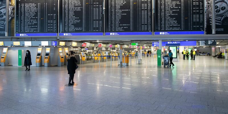 Ein Sonderflug mit 171 aus Israel ausgereisten Deutschen und Angehörigen ist von Jordanien aus Richtung Frankfurt gestartet. - Foto: Boris Roessler/dpa