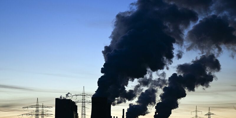 Das Braunkohlekraftwerk Niederaußem östlich von Köln. Für das Kohlerevier in Nordrhein-Westfalen steht ein Ausstieg bis 2030 schon fest. - Foto: Federico Gambarini/dpa