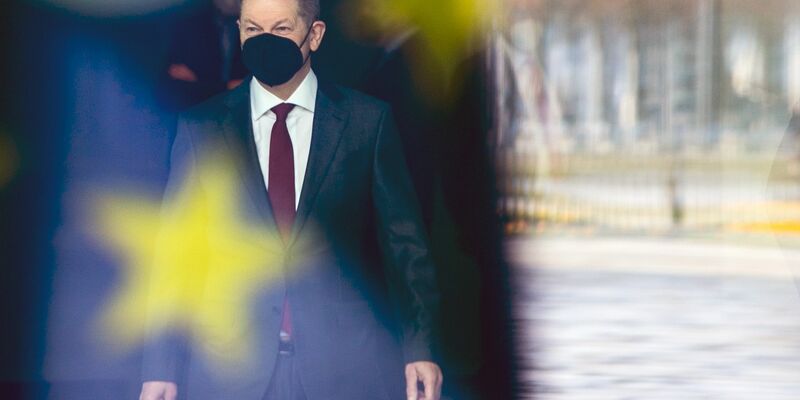Bundeskanzler Olaf Scholz spricht in seiner Funktion als Bundestagsabgeordneter im Rahmen eines Wahlkreisgespräches mit Bürgerinnen und Bürgern. - Foto: Carsten Koall/dpa