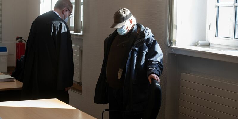 Der Angeklagte verbirgt sein Gesicht im Dortmunder Landgericht unter einer Kapuze und einer medizinischen Maske. - Foto: Bernd Thissen/dpa