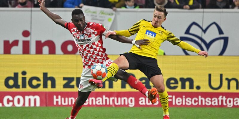 Sah die Rote Karte: Mainz-Keeper Robin Zentner (r). - Foto: Torsten Silz/dpa