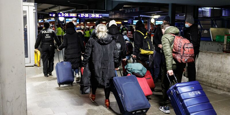 Eine syrische Familie an einer Grenzkontrollstelle zwischen Österreich und Deutschland. - Foto: Matthias Balk/dpa