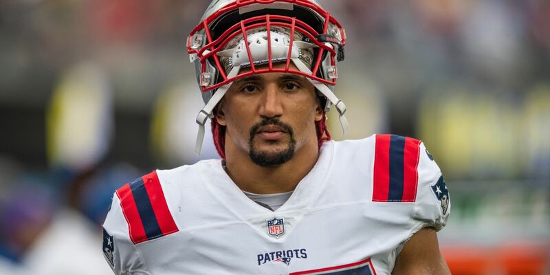 Jakob Johnson erlebt eine wilde NFL-Saison - sein Lachen verliert er deswegen aber nicht.  - Foto: Maximilian Haupt/dpa