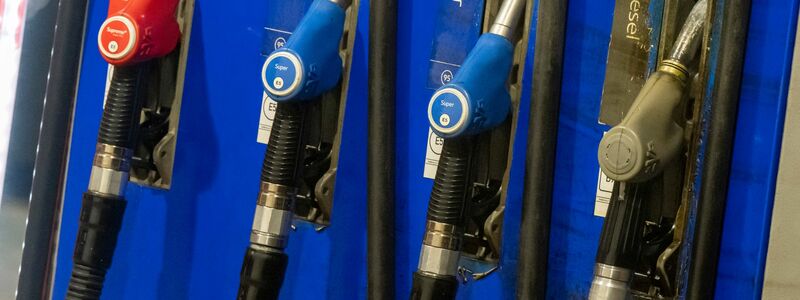 Es gibt mehr als doppelt so viele Benziner wie Diesel - trotzdem wird in Deutschland mehr Diesel verbraucht. (Archivbild) - Foto: Peter Kneffel/dpa
