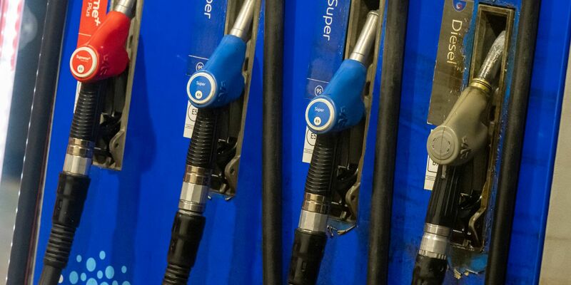 Am Samstag kostete ein Liter Super E10 laut ADAC im Tagesschnitt 1,671 Euro, Diesel 1,551 Euro. Das waren jeweils 1,3 Cent mehr als am Freitag. (Archivbild) - Foto: Peter Kneffel/dpa