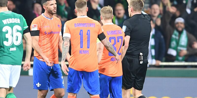 Werders Mitchell Weiser (l) kämpft gegen Darmstadts Matej Maglica um den Ball. - Foto: Carmen Jaspersen/dpa