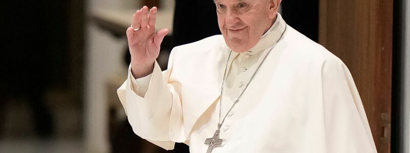 Papst Franziskus steht am Sarg seines verstorbenen Vorgängers. - Foto: Andrew Medichini/AP/dpa