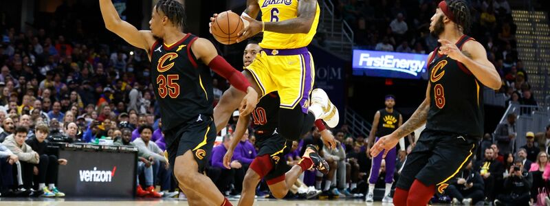 LeBron James (6, 2.v.r) von den Los Angeles Lakers in Aktion gegen Isaac Okoro (35, l) und Lamar Stevens (8) von den Cleveland Cavaliers. - Foto: Ron Schwane/FR78273 AP/dpa