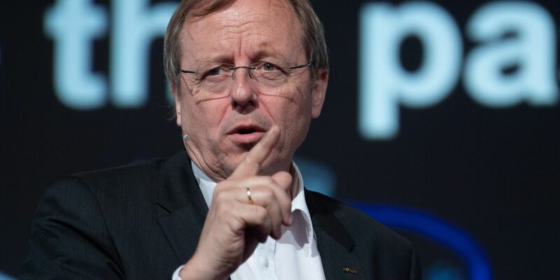 Für Jan Wörner steht fest: Solche Abstürze sollten Anlass sein, endlich Schritte gegen Gefahren aus dem All zu unternehmen. - Foto: Soeren Stache/dpa