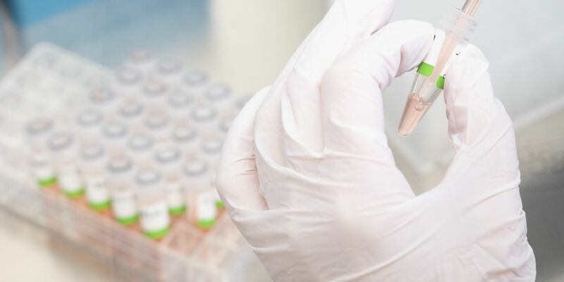 Mit dem Herbst startet auch die Erkältungssaison wieder in die Vollen - und auch Corona ist noch nicht vorbei. - Foto: Julian Stratenschulte/dpa