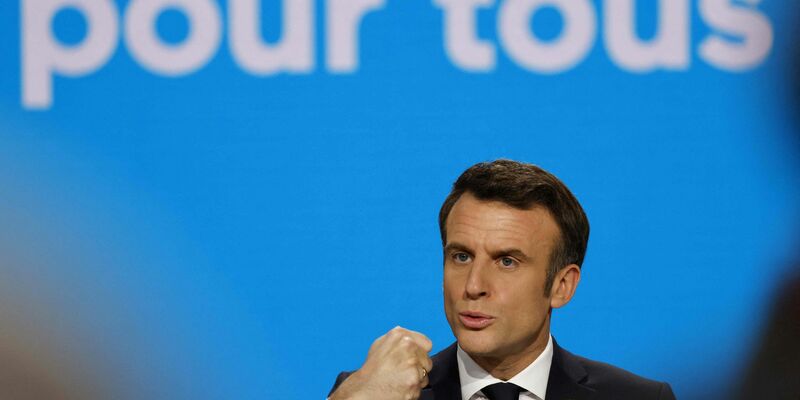 Frankreichs Präsident Emmanuel Macron während einer im Fernsehen übertragenen Ansprache an die Nation. - Foto: Ludovic Marin/AFP/dpa