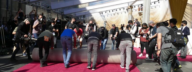 Am Hollywood Boulevard werden Vorbereitungen getroffen für die Verleihung der Academy Awards. - Foto: Barbara Munker/dpa