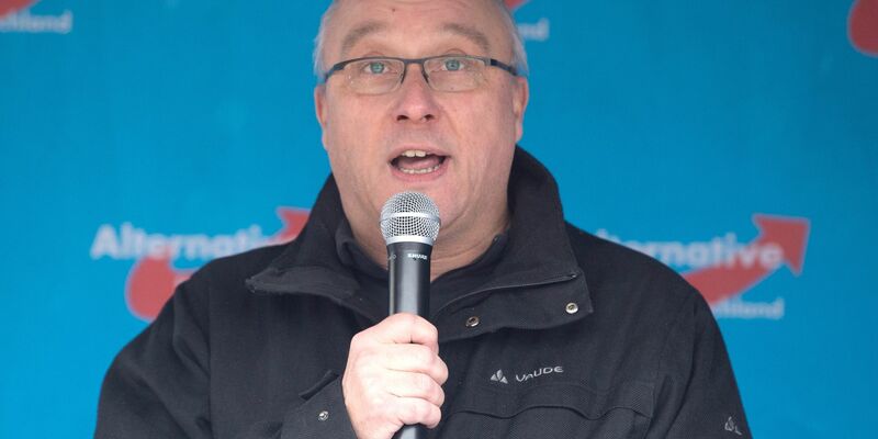 Der AfD-Bundestagsabgeordnete Jens Maier spricht auf einer Kundgebung der sächsischen AfD.(Archivbild) - Foto: Sebastian Kahnert/dpa