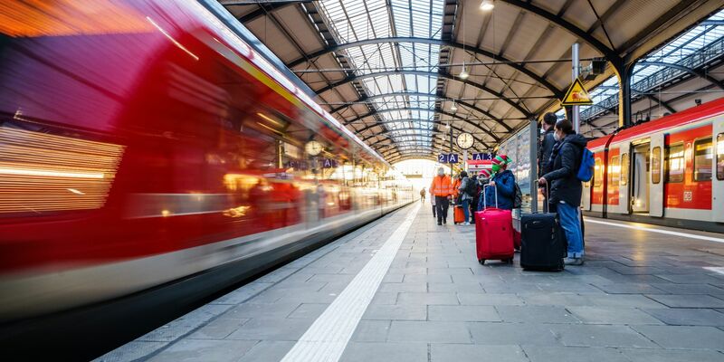 Auf Fahrgäste kommen erneut erhebliche Einschränkungen zu. - Foto: Andreas Arnold/dpa