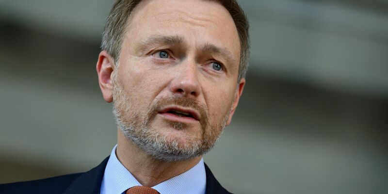 Bundesfinanzminister Christian Lindner (FDP) nennt den Vorschlag, die Schuldenbremse auszusetzen, «riskant». - Foto: Bernd von Jutrczenka/dpa