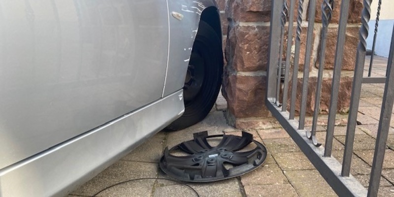 FW-GLA: Schwerer Verkehrsunfall: Pkw schleudert gegen Mobilfunksendemast - Foto: presseportal.de