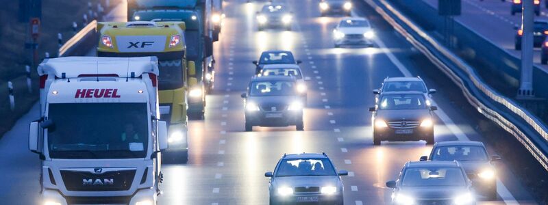 Kombiniert besonders wirksam: Die Ökosteuerreform und LKW-Maut haben laut einer Studie die Emissionsbelastung im Deutschen Verkehrssektor effektiv gesenkt. (Archivbild) - Foto: Jan Woitas/dpa-Zentralbild/dpa