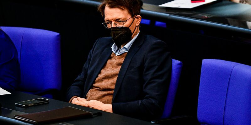 Gesundheitsminister Karl Lauterbach spricht auf einer Pressekonferenz. - Foto: Fabian Sommer/dpa