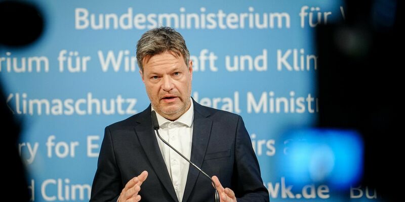 Nach seinem Talk bei Deutschlandfunk Kultur beantwortet Robert Habeck, Bundeswirtschaftsminister und Kanzlerkandidat der Grünen, Fragen von Reporterinnen. - Foto: Kay Nietfeld/dpa