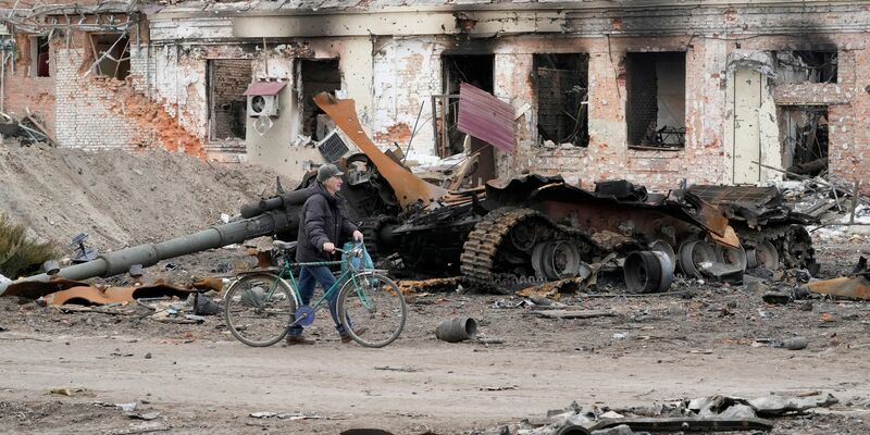 Trümmer nach einem russischen Raketenangriff auf einen Bauernhof bei Cherson. - Foto: Efrem Lukatsky/AP/dpa
